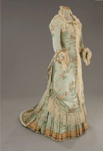 grønn blå kjole med gulaktige blonder