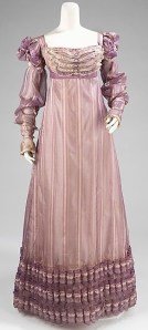 mørk rosa lilla kjole