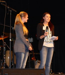 Inger Nesbakk og Alice Beate Holm var årets konferansierer! Dei var svært dyktige og leia forestillinga framifrå ! 